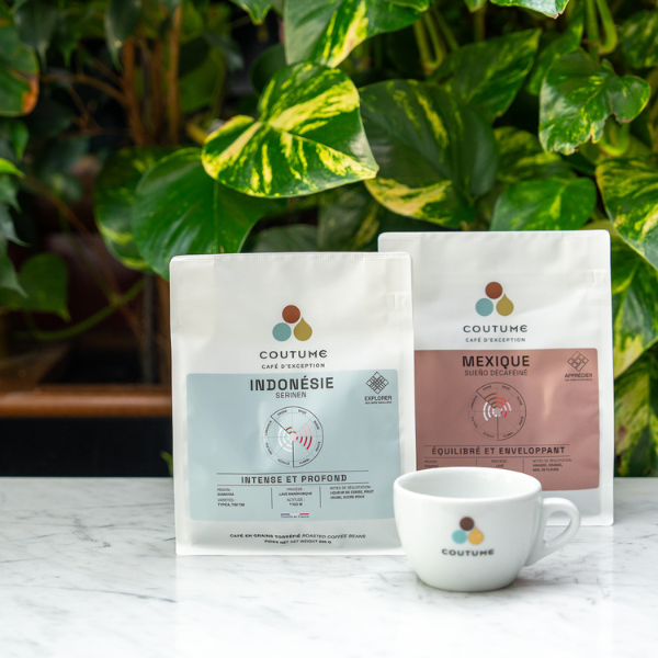 2 sachets de café et une tasse coutume